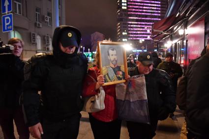 Москва. Участница акции протеста перед началом премьеры фильма режиссера Алексея Учителя `Матильда` у кинотеатра `Каро 11 Октябрь`.