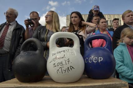 Тула. Гиря с автографом губернатора Тульской области Алексея Дюмина во время празднования Дня города на площади Ленина.
