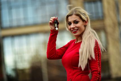 Новосибирск. Девушка держит в руке ключи от квартиры.