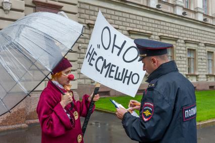 Санкт-Петербург.  Артисты театрального товарищества   `Комик-Трест`  вышли  на   Исаакиевскую площадь  на одиночные пикеты пред премьерой  фильма `ОНО` режиссера Андреса Мускетти.