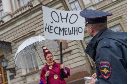 Санкт-Петербург.  Артисты театрального товарищества   `Комик-Трест`  вышли  на   Исаакиевскую площадь  на одиночные пикеты пред премьерой  фильма `ОНО` режиссера Андреса Мускетти.