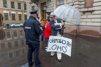 Санкт-Петербург.  Артисты театрального товарищества   `Комик-Трест`  вышли  на   Исаакиевскую площадь  на одиночные пикеты пред премьерой  фильма `ОНО` режиссера Андреса Мускетти.