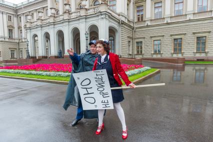 Санкт-Петербург.  Артисты театрального товарищества   `Комик-Трест`  вышли  на   Исаакиевскую площадь  на одиночные пикеты пред премьерой  фильма `ОНО` режиссера Андреса Мускетти.