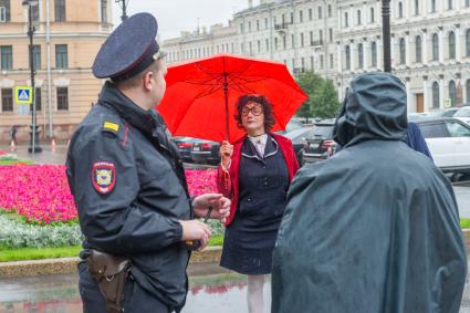 Санкт-Петербург.  Артисты театрального товарищества   `Комик-Трест`  вышли  на   Исаакиевскую площадь  на одиночные пикеты пред премьерой  фильма `ОНО` режиссера Андреса Мускетти.