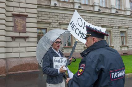 Санкт-Петербург. Артисты театрального товарищества `Комик-Трест` вышли на Исаакиевскую площадь на одиночные пикеты пред премьерой фильма `ОНО` режиссера Андреса Мускетти.