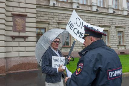 Санкт-Петербург.  Артисты театрального товарищества   `Комик-Трест`  вышли  на   Исаакиевскую площадь  на одиночные пикеты пред премьерой  фильма `ОНО` режиссера Андреса Мускетти.