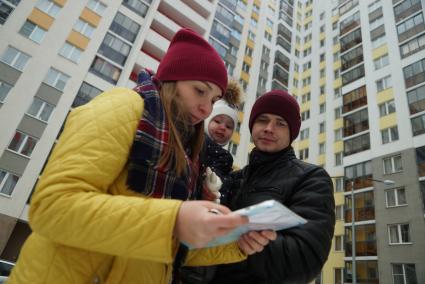 Екатеринбург.  Мужчина и женщина с ребенком   у новостройки.