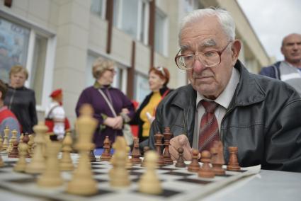 Тула.   Игра в шахматы   на ярмарке ретро товаров  советского периода .