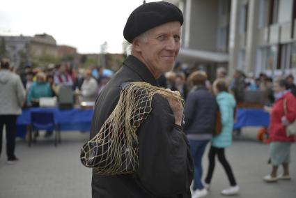 Тула.  Пожилой мужчина  на ярмарке ретро товаров советского периода.