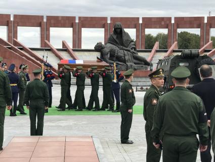 Московская область, Мытищи. Церемония прощания с генерал-лейтенантом Валерием Асаповым, погибшем в Сирии, на Федеральном военном кладбище.