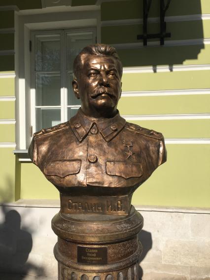 Москва. Бюст Иосифа Сталина во время церемонии открытия бюстов всех лидеров СССР на `Аллее правителей` в сквере у Музея военной формы одежды Российского военно-исторического общества (РВИО).