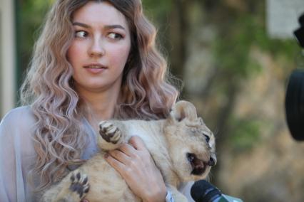 Ставрополь. Львенок во время первой прогулки по зоопарку парка Победы. Львята у львицы Клеопатры и льва Симбы родились 28 августа.