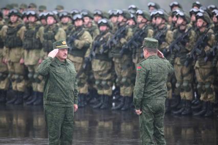 Белоруссия, Минская область.  Президент Белоруссии Александр Лукашенко  во время совместных стратегических учений России и Белоруссии `Запад-2017` на Борисовском полигоне.