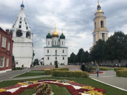 Коломна.  Вид на Соборную площадь,  Успенский Кафедральный Собор (в центре) и храм иконы Божией Матери Тихвинской (слева).