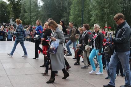 Москва.  Возложение цветов к Могиле Неизвестного солдата  после церемонии   принятия присяги кадетскими классми  школы #1411.