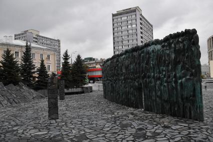 Москва. Мемориал памяти жертв политических репрессий `Стена скорби`работы скульптора  Георгия Франгуляна на пересечении проспекта Академика Сахарова и Садового кольца.