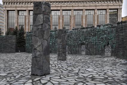 Москва. Мемориал памяти жертв политических репрессий `Стена скорби`работы скульптора Георгия Франгуляна на пересечении проспекта Академика Сахарова и Садового кольца.