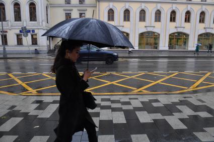 Москва. `Вафельная` разметка на улице Воздвиженка.