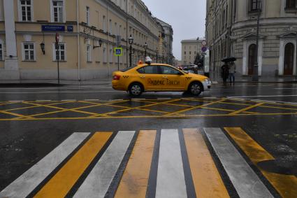 Москва. `Вафельная` разметка на улице Воздвиженка.