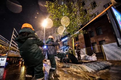 Москва. Высадка лип на Тверской улице на участке от Пушкинской до Триумфальной площади.