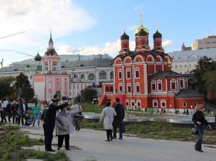 Москва. Посетители в природно-ландшафтном парке `Зарядье`. Знаменский монастырь (справа).