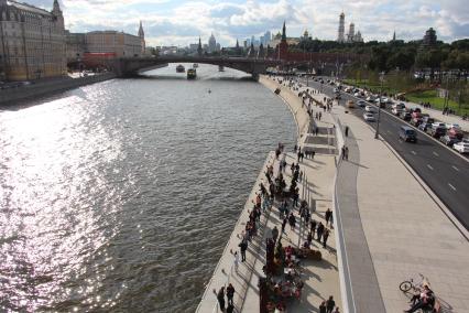 Москва.  Вид с `Парящего моста` в природно-ландшафтном парке `Зарядье`.