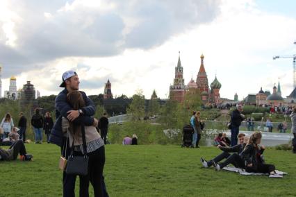 Москва. Посетители в природно-ландшафтном парке `Зарядье`.