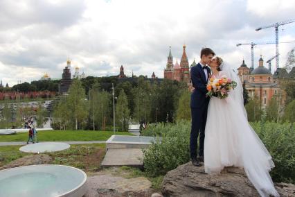 Москва. Молодожены в природно-ландшафтном парке `Зарядье`.