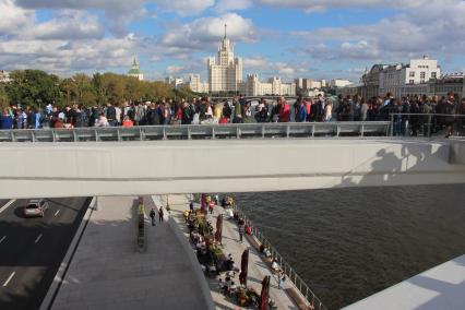 Москва.  Посетители на `Парящем мосту` в природно-ландшафтном парке `Зарядье`.