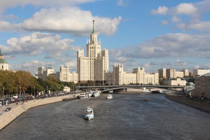 Москва.  Вид на жилой дом на Котельнической набережной с `Парящего моста` в природно-ландшафтном парке `Зарядье`.