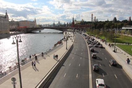Москва. Вид с `Парящего моста` в природно-ландшафтном парке `Зарядье`.