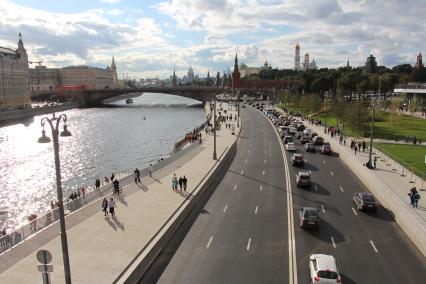 Москва.  Вид с `Парящего моста` в природно-ландшафтном парке `Зарядье`.