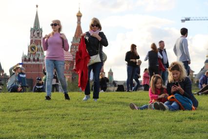 Москва. Посетители в природно-ландшафтном парке `Зарядье`.