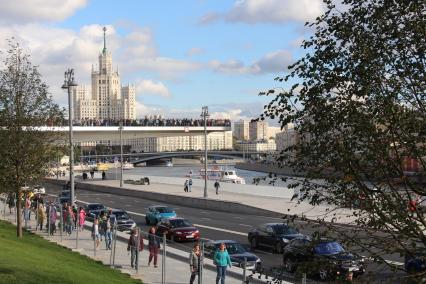 Москва.  Посетители на `Парящем мосту` в природно-ландшафтном парке `Зарядье`.