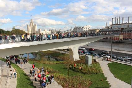 Москва. Посетители на `Парящем мосту` в природно-ландшафтном парке `Зарядье`.