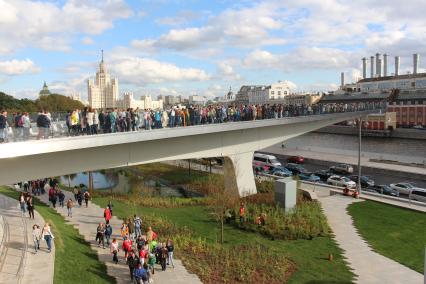 Москва.  Посетители на `Парящем мосту` в природно-ландшафтном парке `Зарядье`.