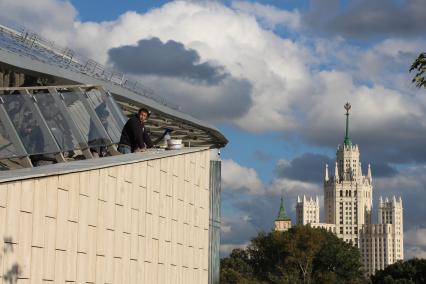 Москва.  Рабочие на `Стеклянной коре`  в природно-ландшафтном парке `Зарядье`.