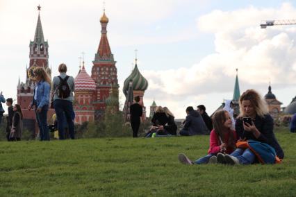 Москва. Посетители в природно-ландшафтном парке `Зарядье`.