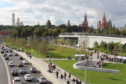 Москва.  Вид с `Парящего моста` в природно-ландшафтном парке `Зарядье`.