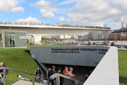 Москва. Посетители на `Парящем мосту` в природно-ландшафтном парке `Зарядье`.