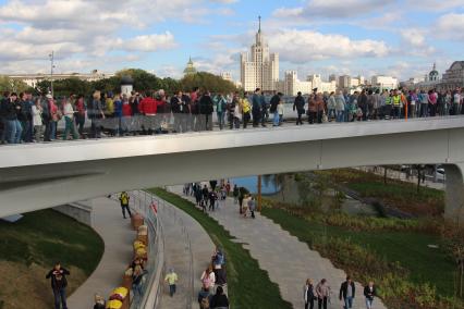 Москва.  Посетители на `Парящем мосту` в природно-ландшафтном парке `Зарядье`.