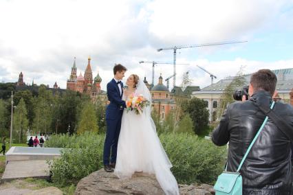 Москва. Молодожены в природно-ландшафтном парке `Зарядье`.