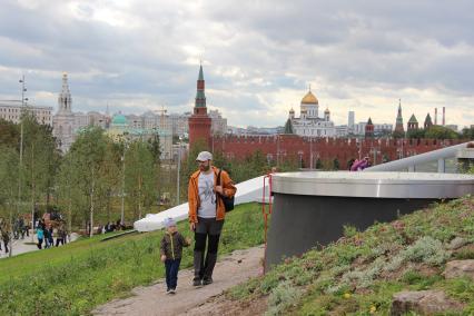 Москва. Посетители в природно-ландшафтном парке `Зарядье`.