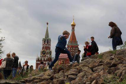 Москва. Посетители в природно-ландшафтном парке `Зарядье`.