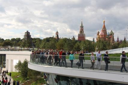 Москва. Посетители на `Парящем мосту` в природно-ландшафтном парке `Зарядье`.