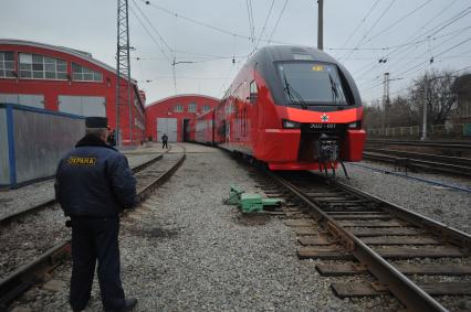 Москва. Презентация первого двухэтажного электропоезда швейцарской фирмы Stadler, разработанного для компании `Аэроэкспресс`, в локомотивном депо им. Ильича.