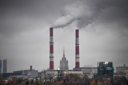 Москва.  Вид на здание  МГУ и трубы ТЭЦ с крыши стадиона `Лужники`.