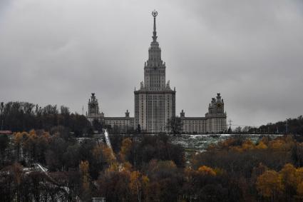 Москва. Вид на высотное здание главного здания МГУ - центрального здания университетского комплекса.