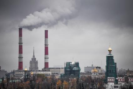 Москва.  Вид на здание  МГУ и трубы ТЭЦ с крыши стадиона `Лужники`.