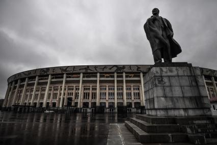 Москва.  Вид  на памятник Владимиру Ленину и  стадион  `Лужники`.